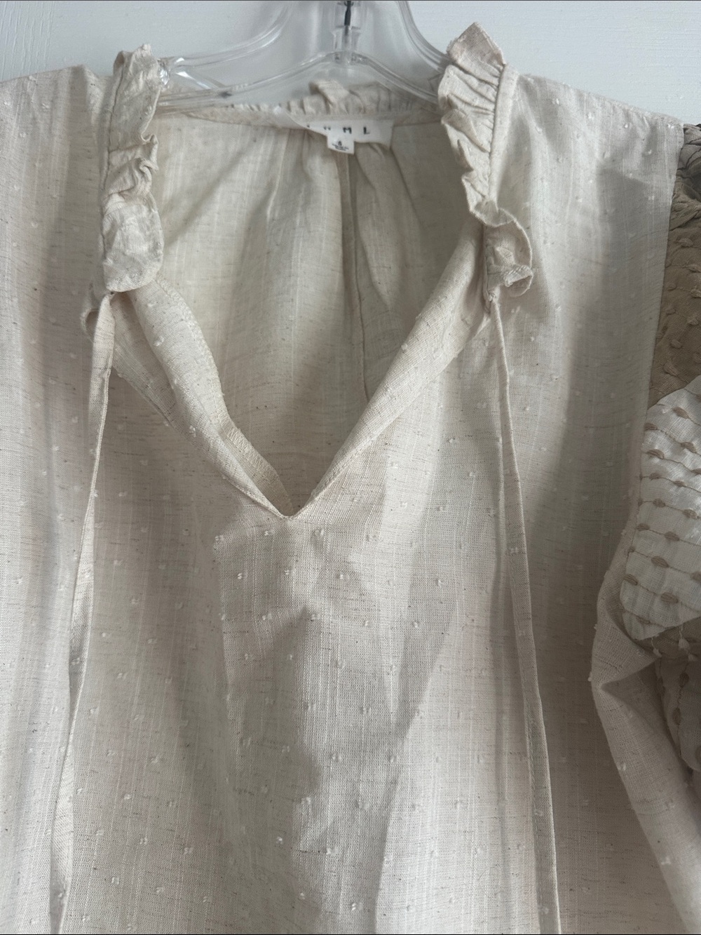Neutral Linen Peasant Top with Contrasting Puff Sleeves THML - Picture 3 of 4